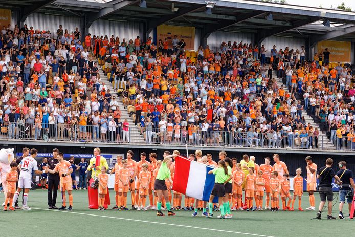 De hoofdtribune bij HC Den Bosch 'verkleurde' dit weekend van zwart/geel naar oranje bij Nederland tegen Spanje.