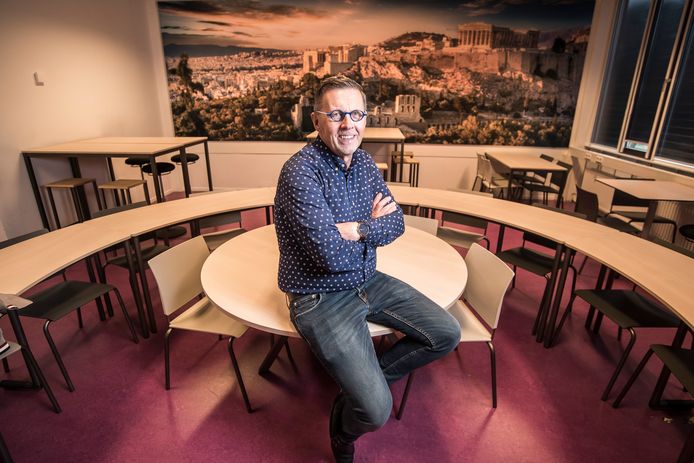 Bij ander onderwijs hoort een andere inrichting. Wim Roetenberg in een nieuw lokaal van het Bonhoeffer gymnasium. „Ik ben trots op wat we hebben neergezet.”