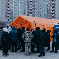 Joanie de Rijke ziet hoe Oekraïners de oorlogswinter overleven: ijsvissen, koken op campingvuurtjes en slapen in een tent rond je bed