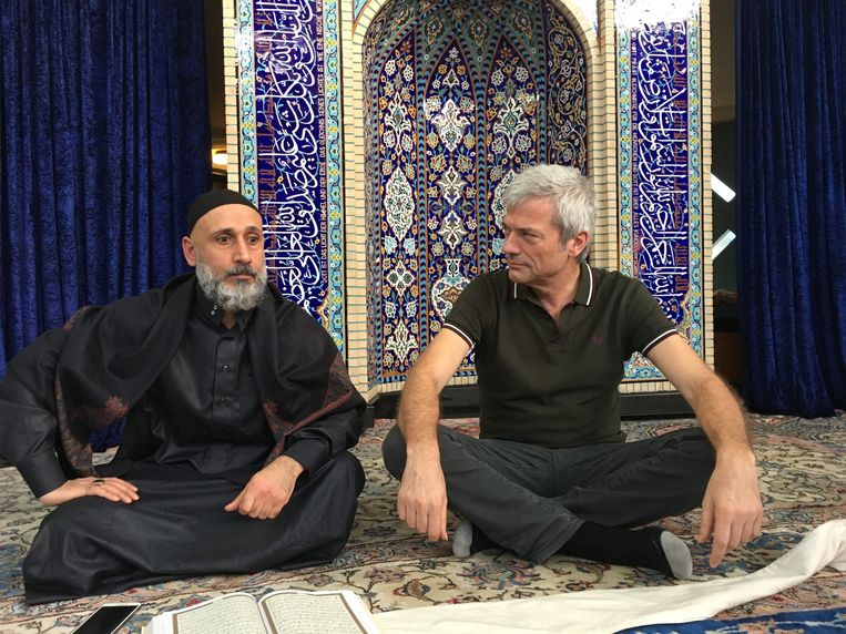 Jan Leyers in een moskee in Hamburg, in een aflevering van 'Allah in Europa'. Beeld RV © VRT 2017