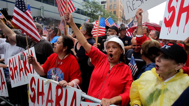 Amerikanen demonsteren tegen de plannen voor een moskee vlakbij Ground Zero in New York. Beeld AP