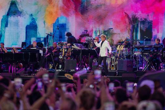 Barry Manilow tijdens zijn optreden op het megaconcert 'We Love NYC: The Homecoming Concert' in Central Park in New York. De show van de zanger en het concert werden afgebroken vanwege onweer en bliksem door de orkaan Henri.
