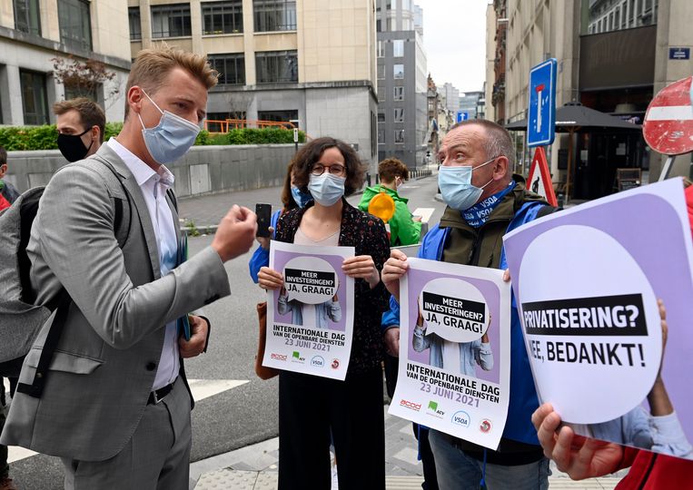 Een actie van de vakbond tegen de privatisering en commercialisatie van zorg. Hannes Anaf (Vooruit) en Lise Vandecasteele  (PVDA) gingen in gesprek met de demonstranten. Beeld Photo News