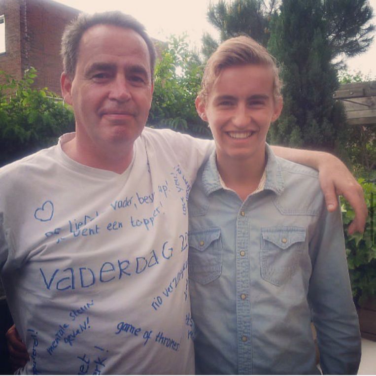 Jim Lasseur en zijn vader Jean Jacques op de laatste Vaderdag voor zijn dood. Beeld Privéfoto