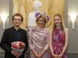 Winnaar Dmytro Udovychenko poseert met koningin Mathilde en prinses Eleonore.