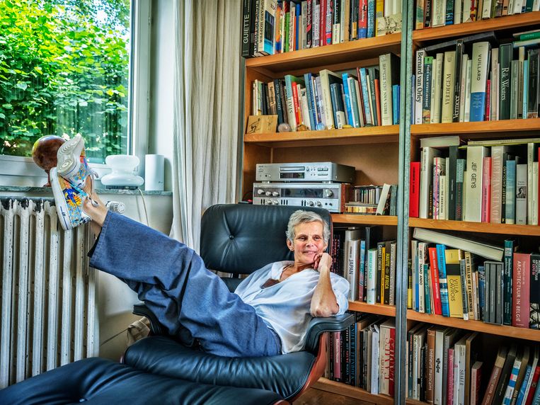 Caroline Pauwels: ‘De ­sneakers die ik draag, zitten ook in de tentoonstelling. Ze zijn met de hand beschilderd door Bénédicte ­Lobelle.' Beeld Tim Dirven