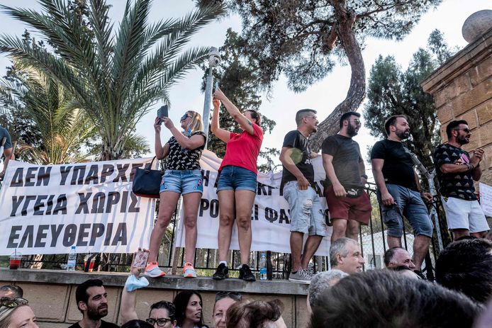 Demonstranten voor het presidentiële paleis in Nicosia, de hoofdstad van Cyprus.