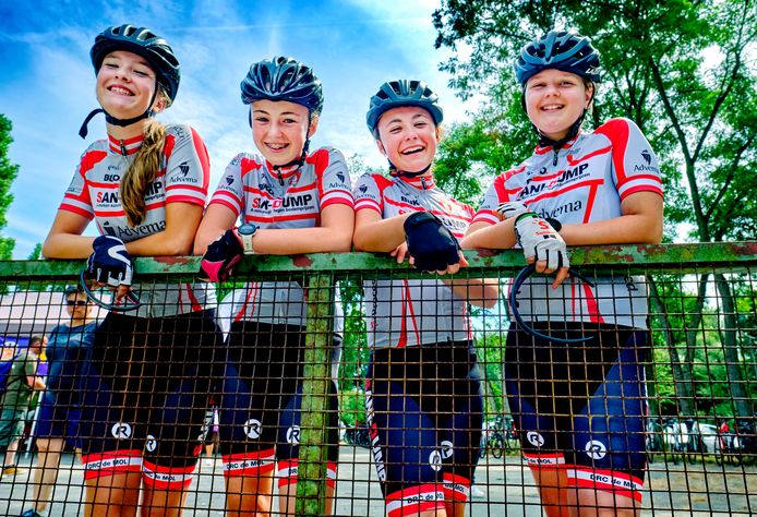 Irene, Tatum, Vera en Yara (allemaal 13) zijn trots op het boegbeeld van hun wielerclub: Lucinda Brand. ,,Mijn icoon? Annemiek van Vleuten en Lucinda, absoluut."