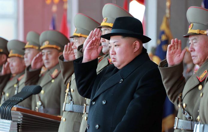 Kim Jong-Un tijdens een militaire parade een dag voor de start van de Olympische Spelen.