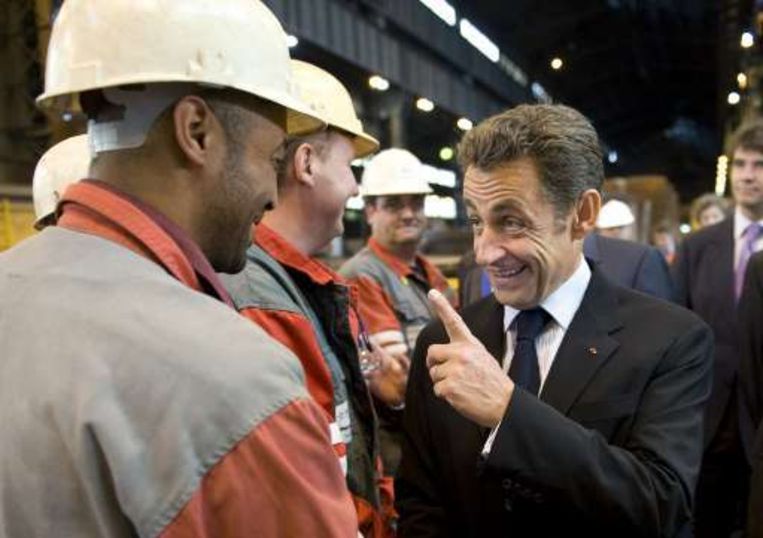 Sarkozy kondigde het plan aan in Le Creusot, waar hij ook een praatje maakte met staalarbeiders. Beeld UNKNOWN