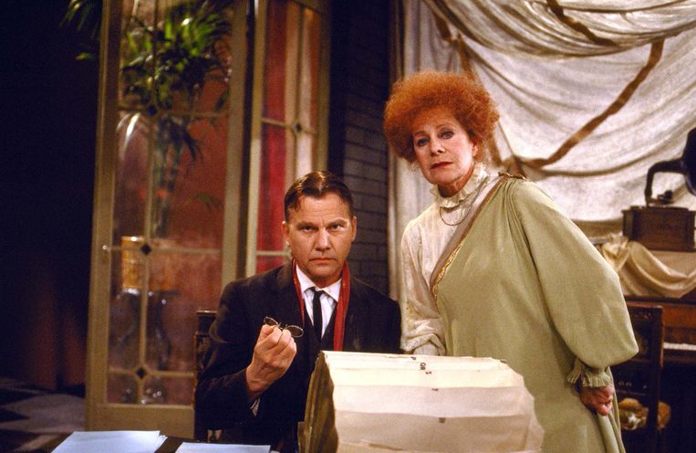 Henny Orri (rechts) in 1989 met Willem Nijholt in het toneelstuk Madame Sarah. Beeld ANP