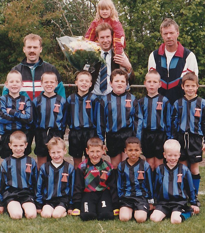 De F-pupillen van Streefkerk in 1996 met Andy van Vugt (zittend rechts) en Aron van Wijnen (zittend 2e van rechts) broederlijk naast elkaar. Staand rechts leider Bert van Vugt, de vader van Andy.