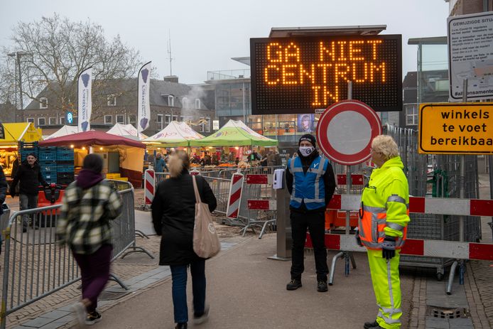 Onder meer het tekstborden werden mensen in Apeldoorn opgeroepen niet verder te winkelen. Ook langs de toegangswegen naar het centrum stond die boodschap.