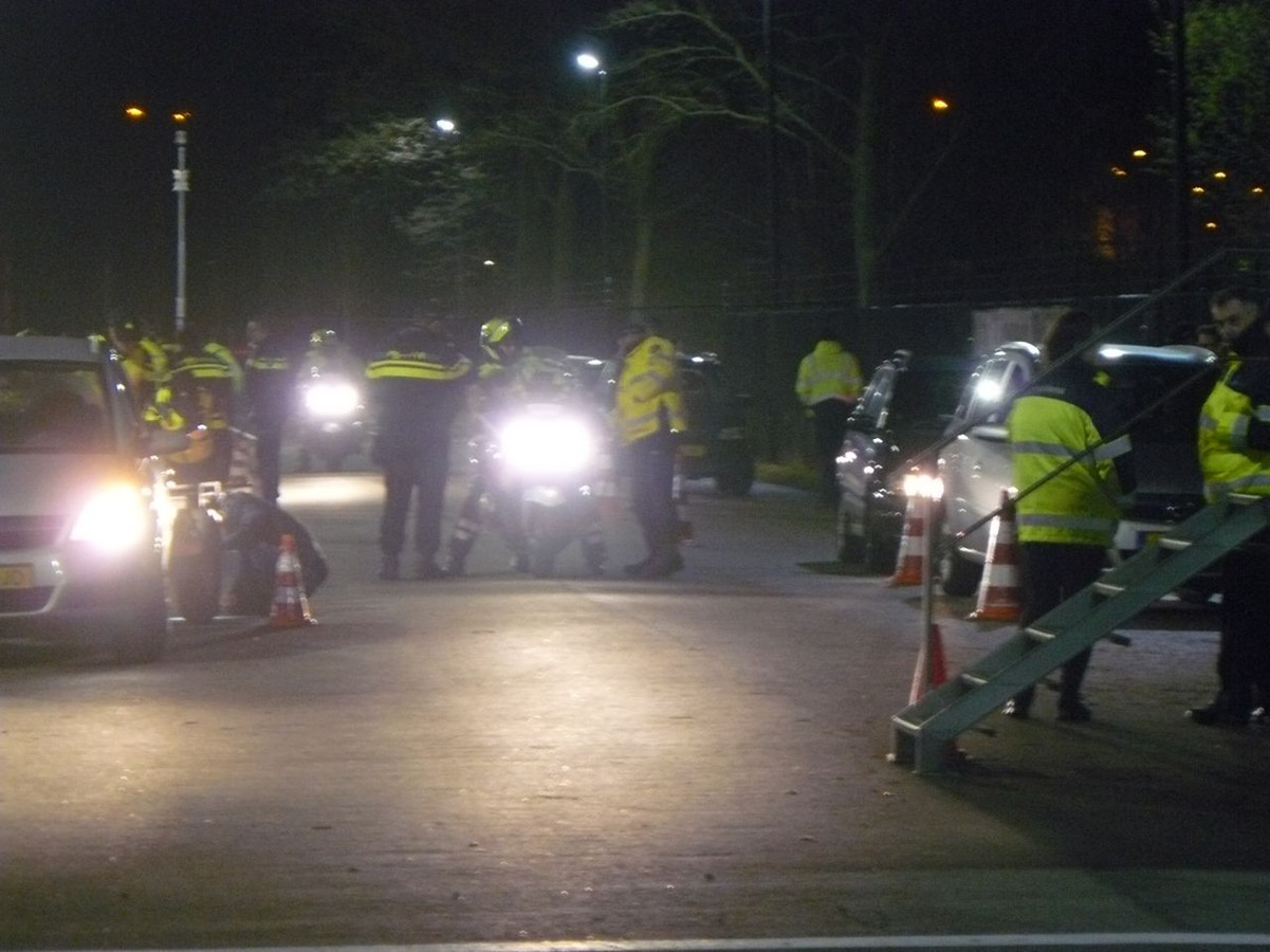 Politie op de been voor de verkeerscontrole bij het stadion van Heracles.