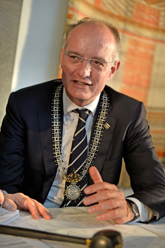 Burgemeester Onno van Veldhuizen van Enschede.