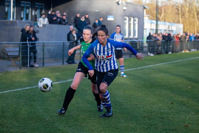 Myrthe van de Laar opende de score namens FC Eindhoven tegen Woezik