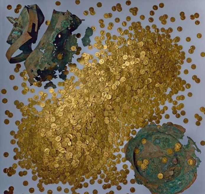 De schat omvat 2517 Romeinse munten gemaakt van het zuiverste goud en is daarmee de grootste gouden muntenschat uit het Romeinse Rijk.