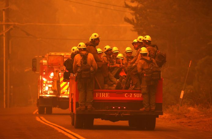 Brandweermannen zijn onderweg naar South Lake Tahoe om de brand te bestrijden.
