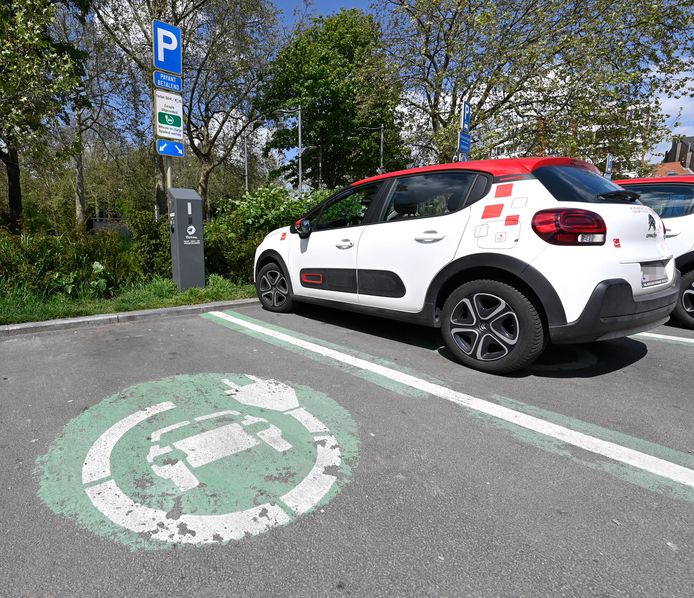 Parkeerplaats met laadpaal voor elektrische wagens.