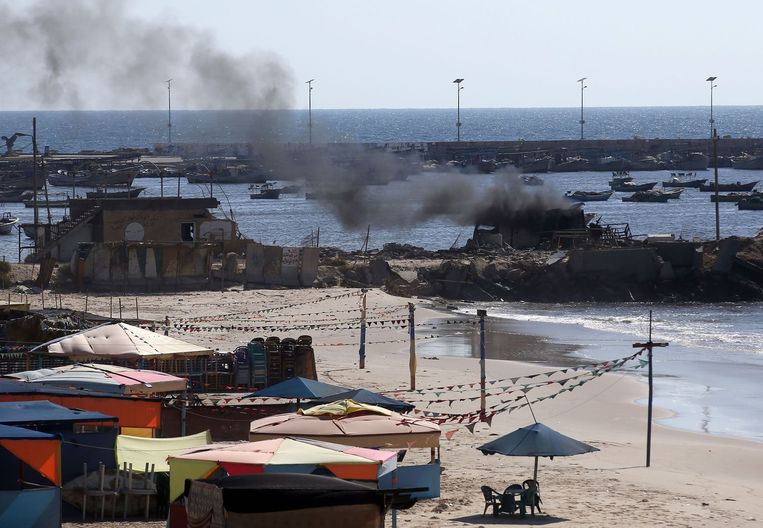 Rook stijgt op na een Israëlische aanval op het strand bij Gaza Stad. Hierbij zijn vier kinderen om het leven gekomen. Beeld afp