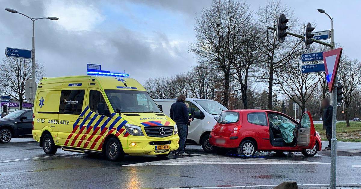 Verkeerslichten buiten werking: gewonde bij aanrijding in Oldenzaal.