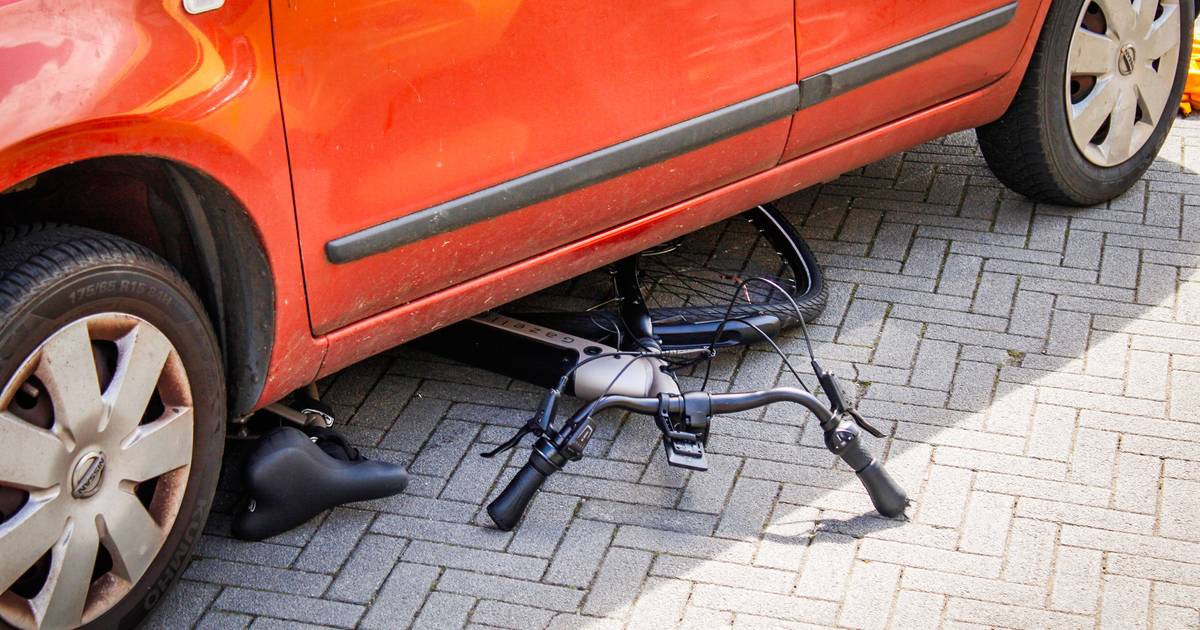 Fietser aangereden door auto op kruispunt in Benthuizen