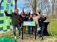 Wethouder Rutger van Stappershoef (links) opende deze maand de beweegroute in Asperen.