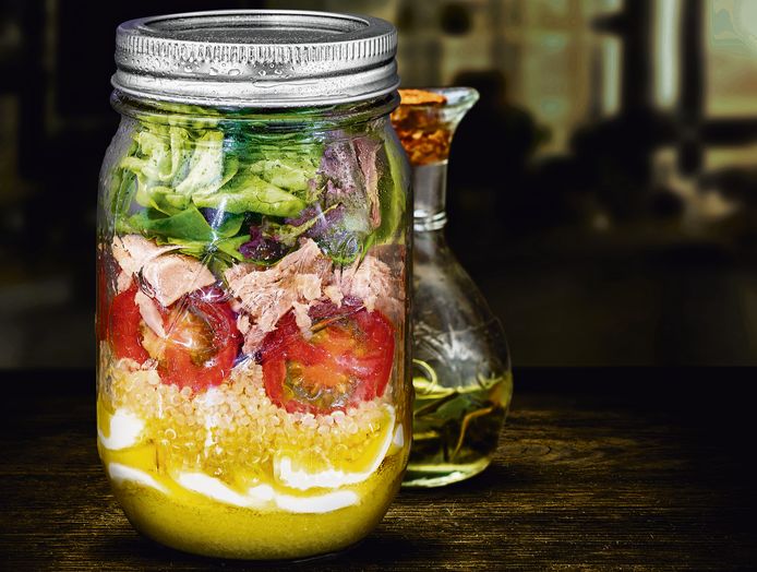 Tonijn-quinoa-‘salad in a jar’ met vinaigrette.