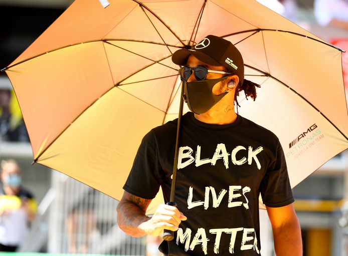 Lewis Hamilton met een shirt van Black Lives Matter.