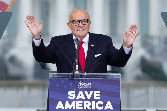 Giuliani sprak vorige week woensdag nog op de bijeenkomst die Trump bij het Witte Huis organiseerde voor zijn aanhangers. De president riep daar onder meer op naar het Capitool te marcheren. Later die dag werd het parlementsgebouw bestormd en vielen er meerdere doden.