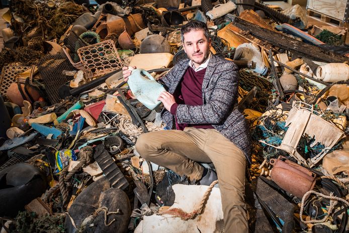 Bram Peters in een afvalberg van plastic in Rozet in Arnhem.