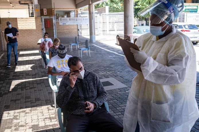 Zuid-Afrikanen staan aan te schuiven voor een PCR-test.