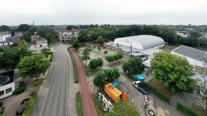 De locaties van sportcentrum De Leye en de oude kartonnagefabriek (linksboven) wachten aan de Baerdijk op een nieuwe invulling.