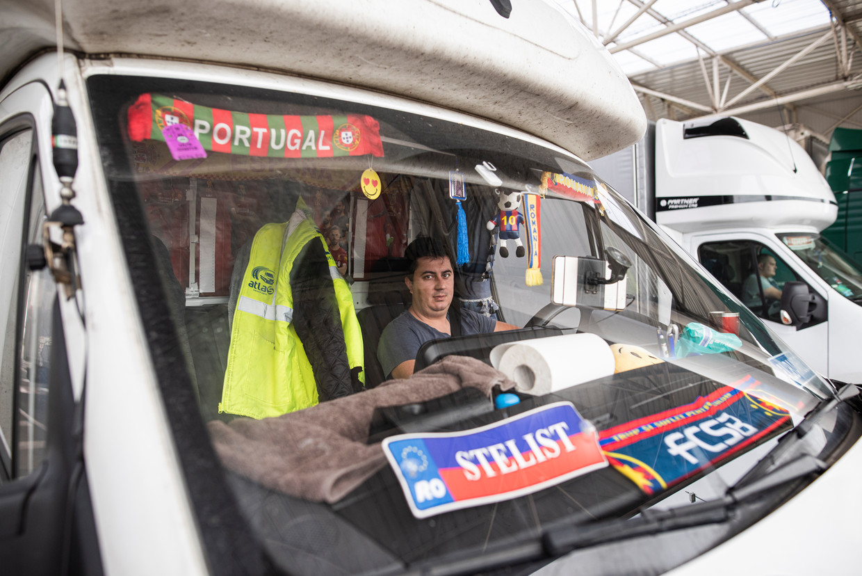 Een Reomeense vrachtwagen chauffeur wacht de controle van zijn wagen af. Beeld Bart Koetsier