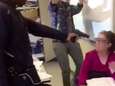 VIDEO. Tiener (16) bedreigt lerares en houdt nepwapen tegen haar hoofd