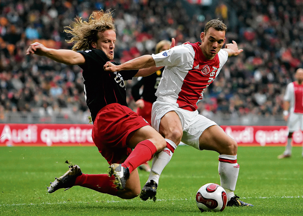 René van Dieren als speler van Excelsior in duel met Ajacied Wesley Sneijder.