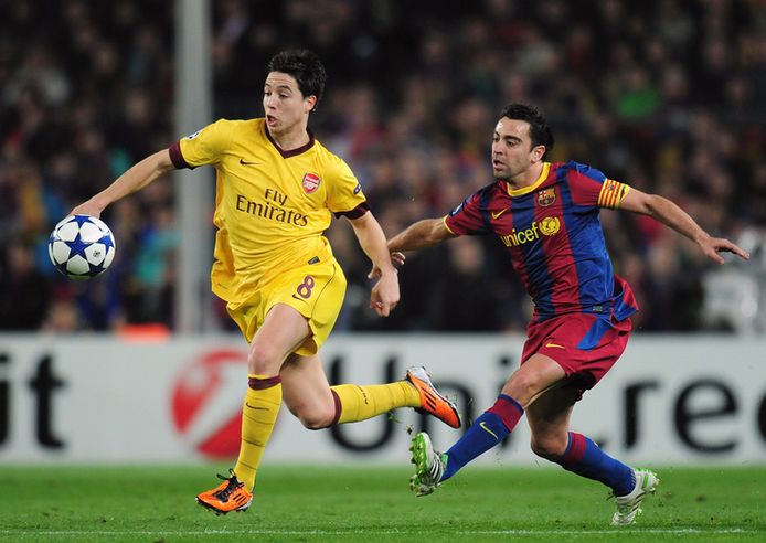 Samir Nasri namens Arsenal in duel met Xavi van FC Barcelona.