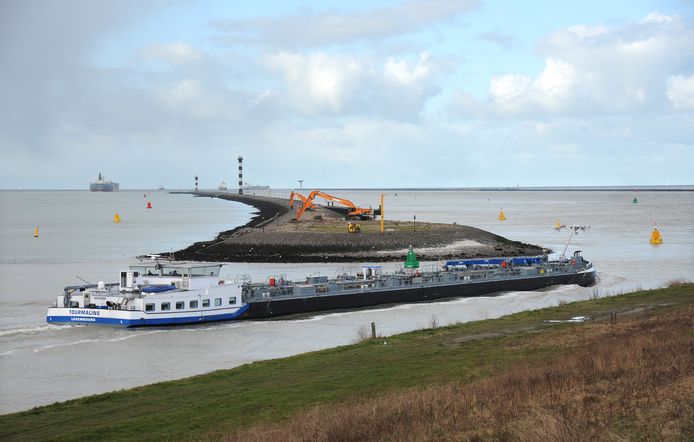 Een binnenvaartschip vaart door het Breeddiep, een doorsteek van het Calandkanaal naar de Nieuwe Waterweg in de Rotterdamse haven.