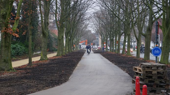 Het nieuwe dubbelrichtingsfietspad in de Gravendreef is klaar.