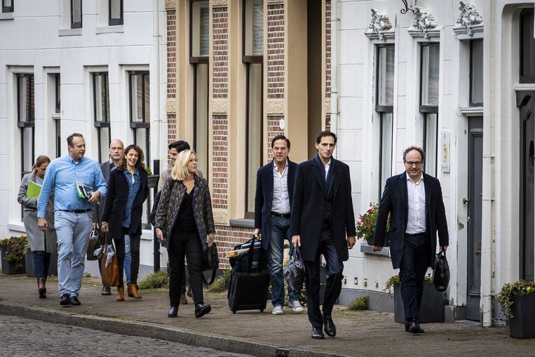 De onderhandelaars streken ook naar bij het provinciehuis van Groningen voor de voortzetting van de formatiegesprekken.  Beeld ANP