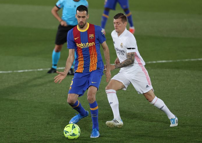 Busquets en Kroos in strijden voor de bal.