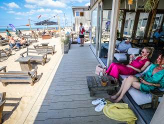 Huurprijs van beachbars gaat maal 23: “Je kan toch geen 8 euro voor een pintje tellen terwijl ze er op de dijk maar 3 vragen?”