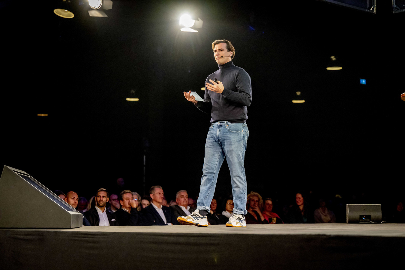 Thierry Baudet lanceerde zaterdag tijdens het partijcongres van Forum voor Democratie, gekleed als Steve Jobs, de Forum-app.