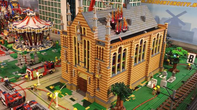 Brandweermannen bouwen afgebrande monumentale kapel Veghel na in Lego