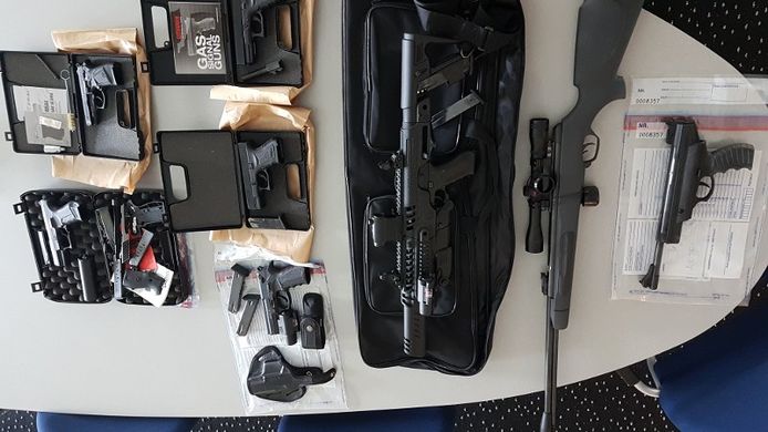 In een woning in Waddinxveen zijn verschillende wapens aangetroffen.