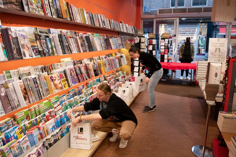 Eerste dag lockdown voor boekhandel van der Meulen in het centrum van Alkmaar. 
 Beeld Olaf Kraak