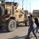 Koerden bekogelen en beschimpen vertrekkende Amerikaanse militairen