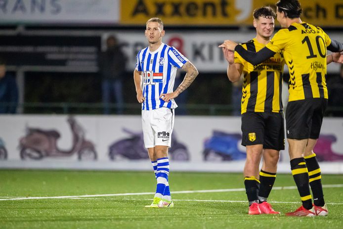 Joey Sleegers (l) staart teleurgesteld voor zich uit, kort na de nederlaag van FC Eindhoven bij derdedivisionist DVS'33 uit Ermelo.