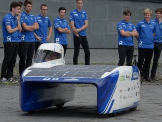 Zonnewagen 'BluePoint' van Leuvense ingenieursstudenten op weg naar Australië