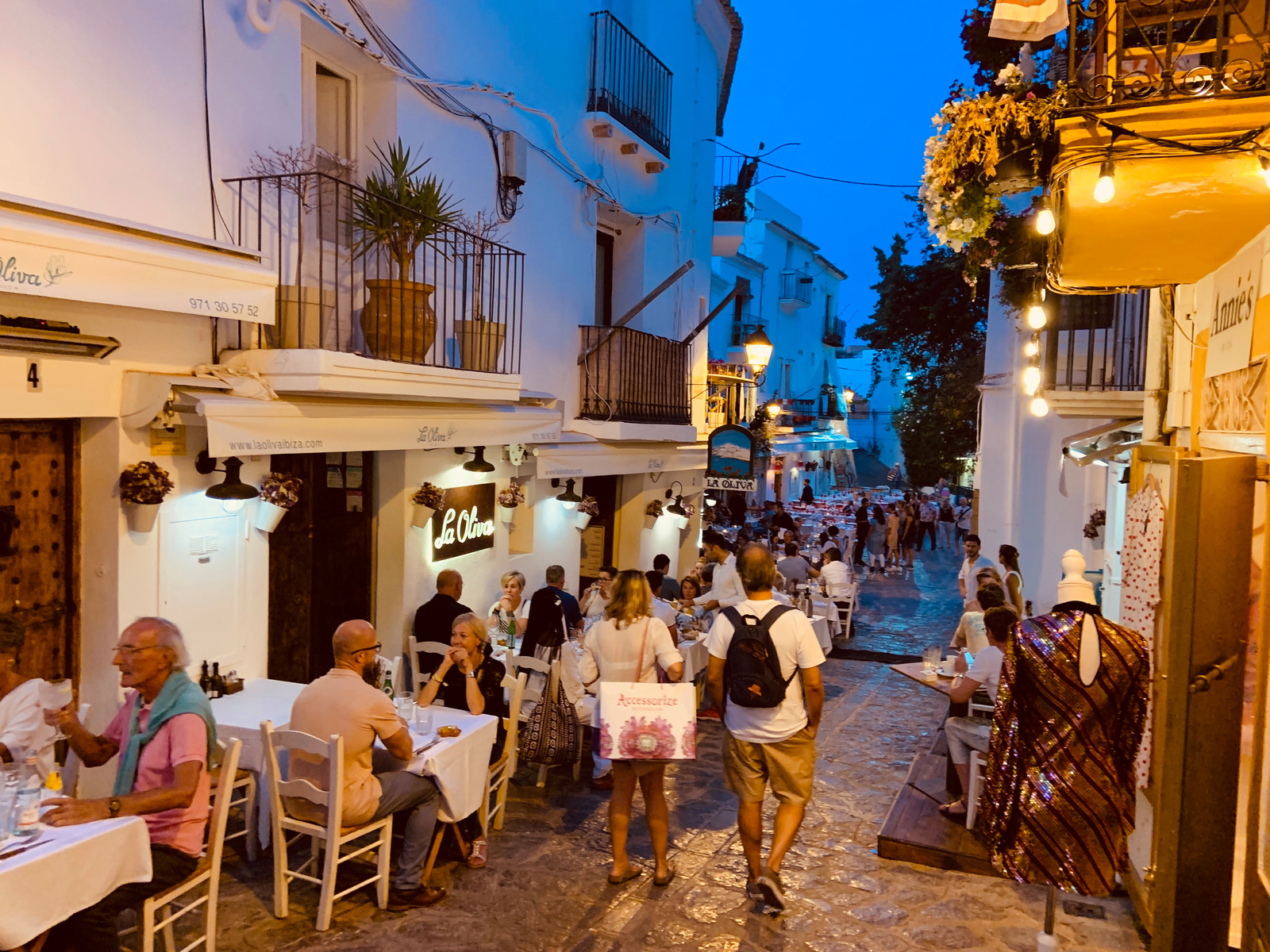 Vorig jaar zaten de terrasjes en restaurants in de oude stad van Ibiza nog helemaal vol. Beeld Hollandse Hoogte / Leo Vogelzang